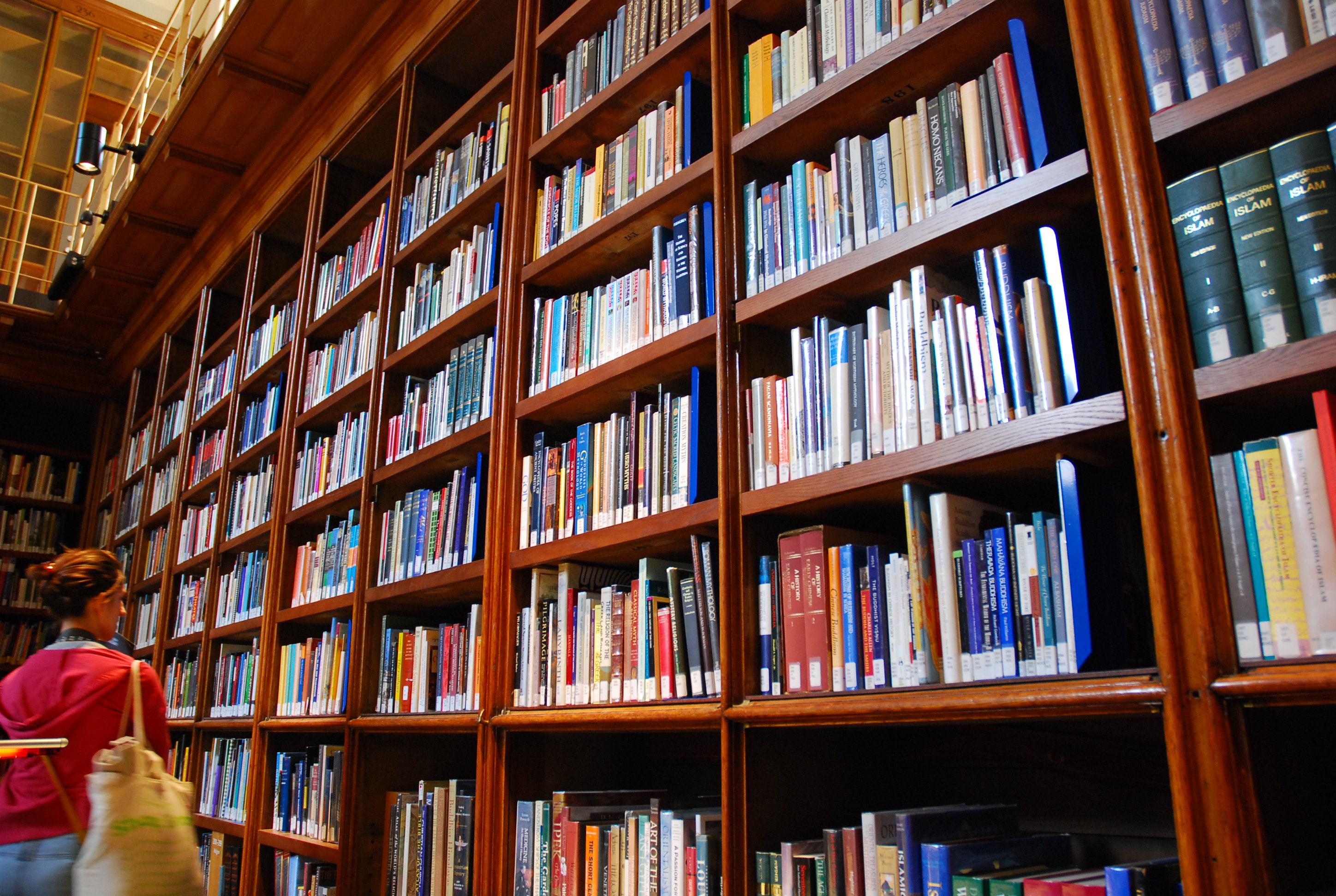 Attachment library. Стеллажи для книг в библиотеку. Книжные полки в библиотеке. Полки с книгами в библиотеке. Красивая библиотека.